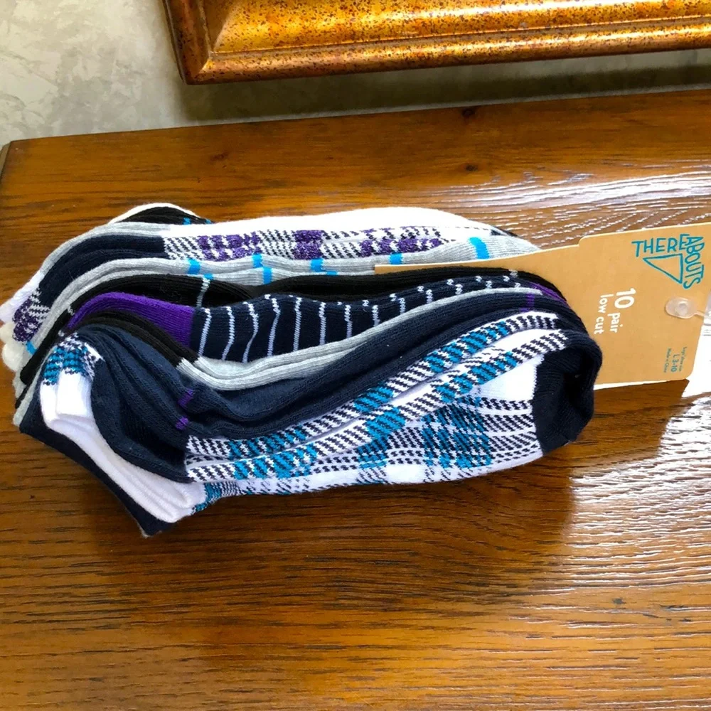 New Boy’s Thereabouts 10 pair low cut socks.  Size L 3-10. Age 5+.